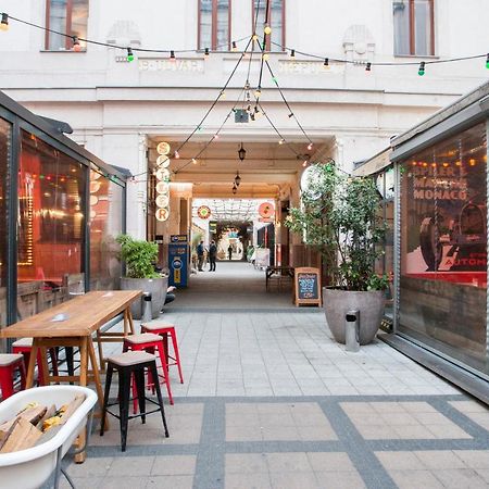 Appartamento Inviting Flat In The Heart Of Town Budapest Esterno foto