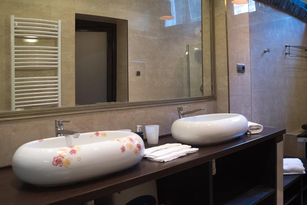 Appartamento Inviting Flat In The Heart Of Town Budapest Esterno foto