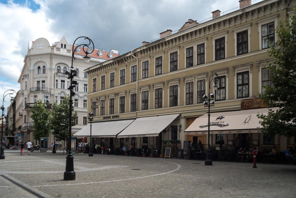 Appartamento Inviting Flat In The Heart Of Town Budapest Esterno foto