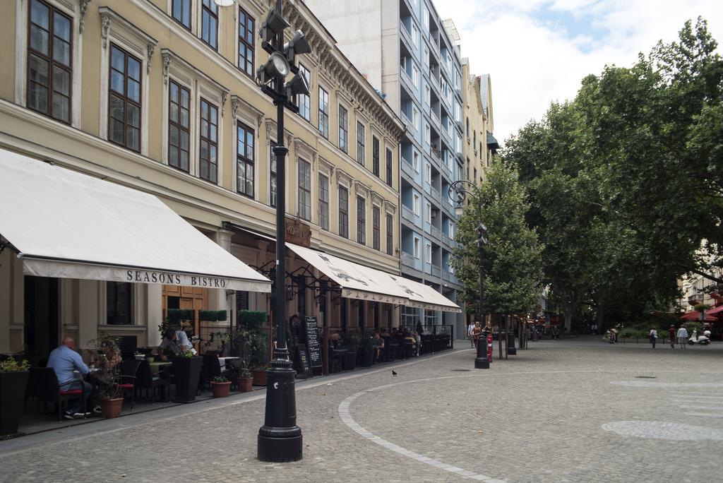 Appartamento Inviting Flat In The Heart Of Town Budapest Esterno foto