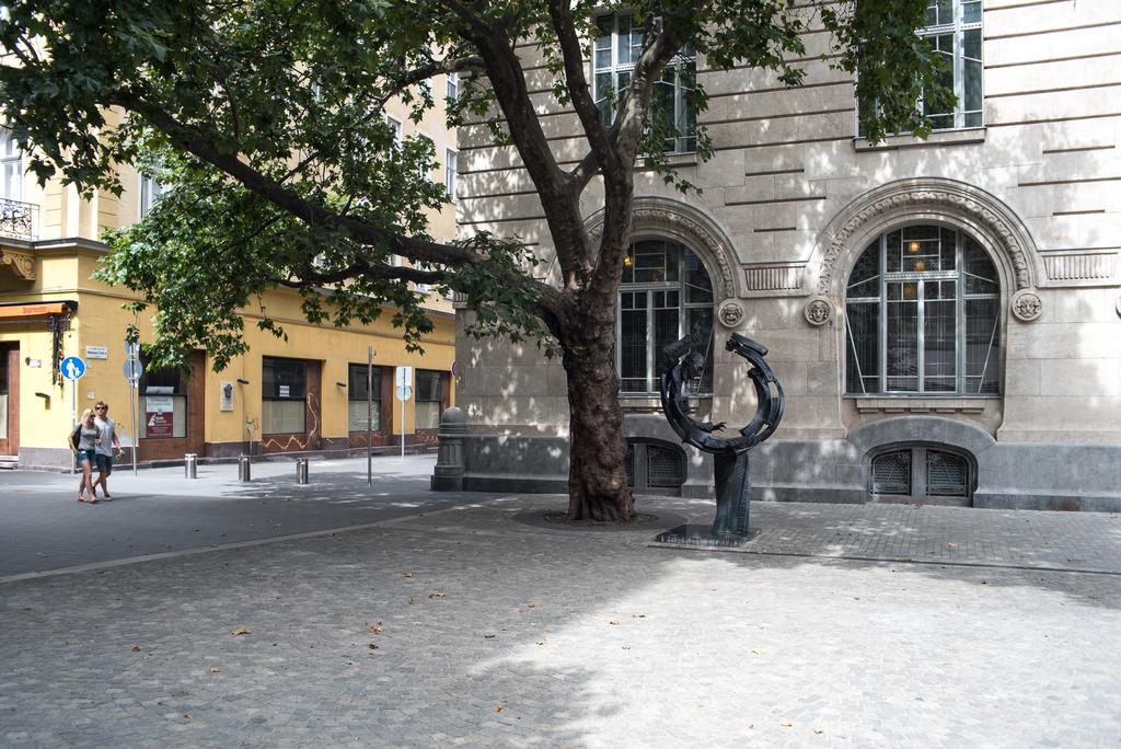 Appartamento Inviting Flat In The Heart Of Town Budapest Esterno foto