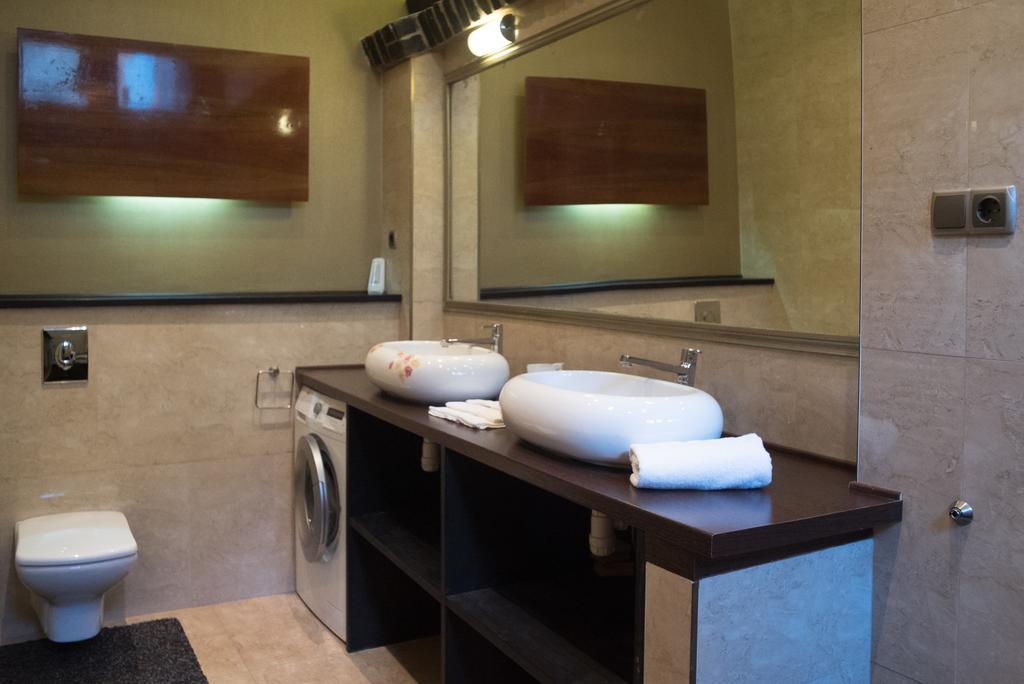 Appartamento Inviting Flat In The Heart Of Town Budapest Esterno foto