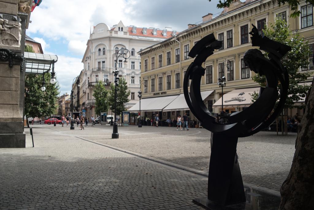 Appartamento Inviting Flat In The Heart Of Town Budapest Esterno foto