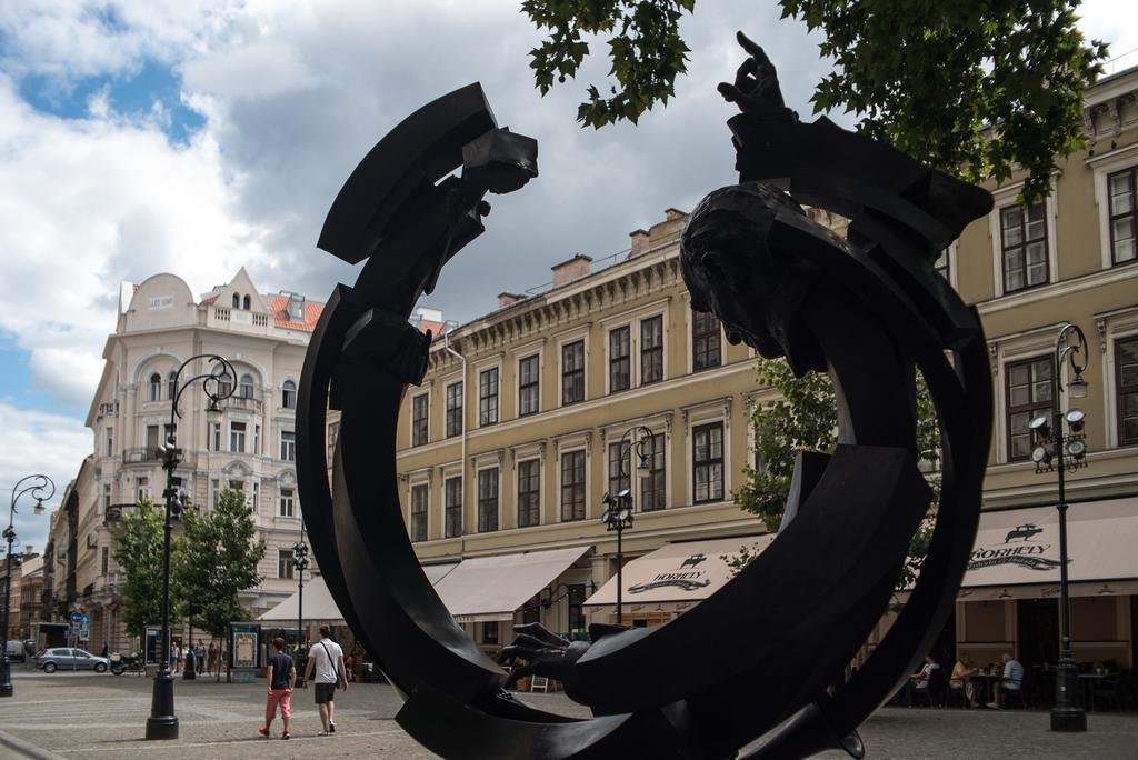 Appartamento Inviting Flat In The Heart Of Town Budapest Esterno foto