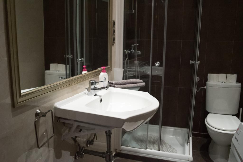 Appartamento Inviting Flat In The Heart Of Town Budapest Esterno foto