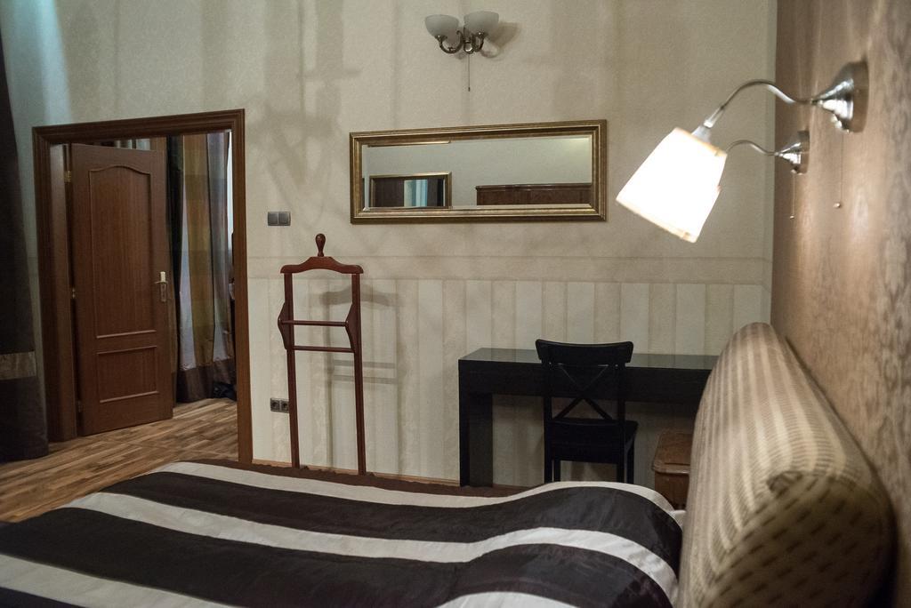 Appartamento Inviting Flat In The Heart Of Town Budapest Esterno foto
