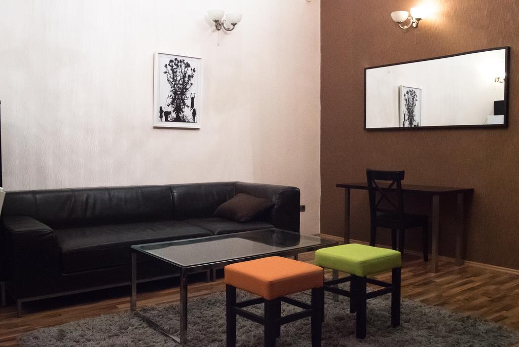 Appartamento Inviting Flat In The Heart Of Town Budapest Esterno foto