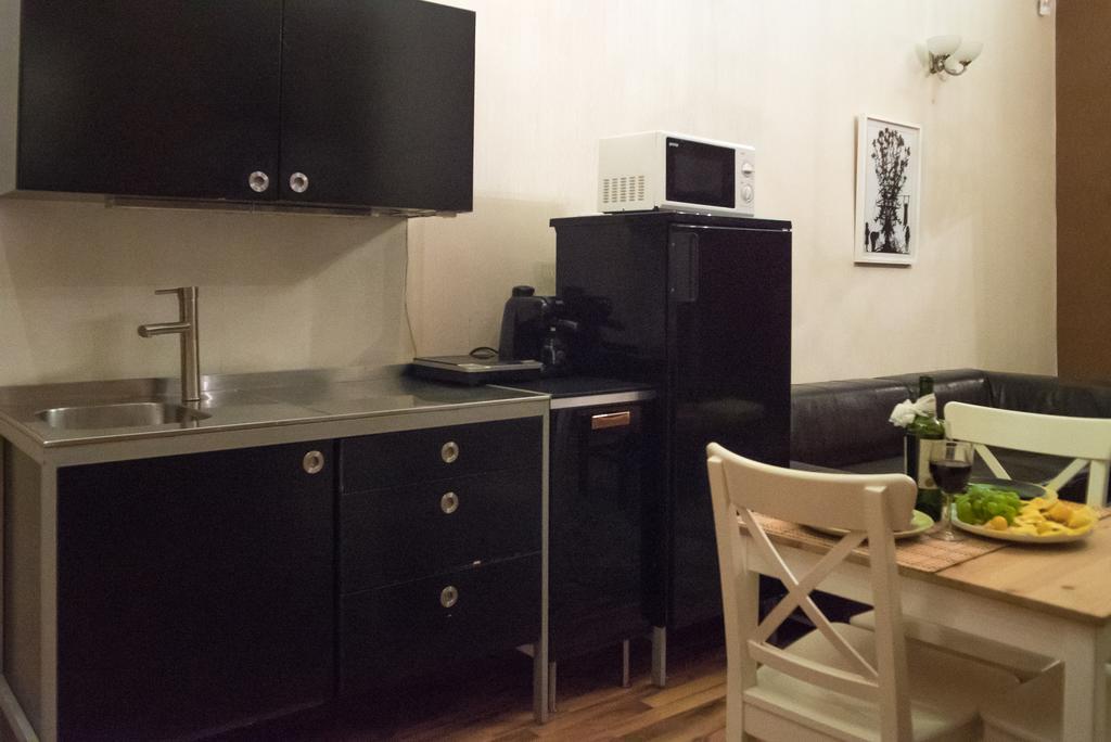 Appartamento Inviting Flat In The Heart Of Town Budapest Esterno foto