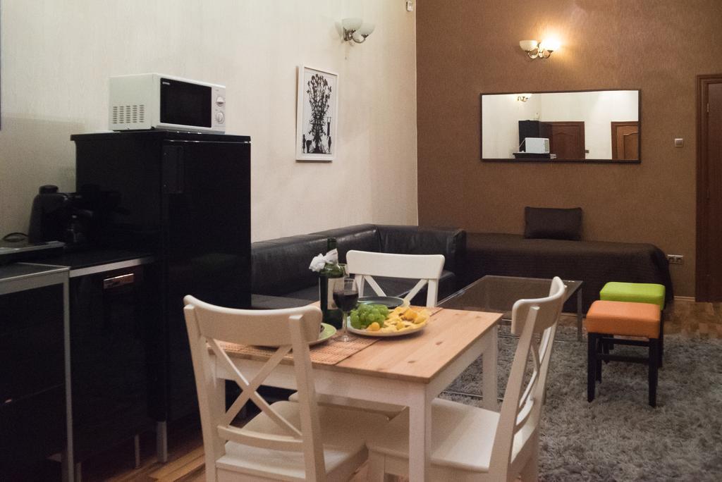Appartamento Inviting Flat In The Heart Of Town Budapest Esterno foto