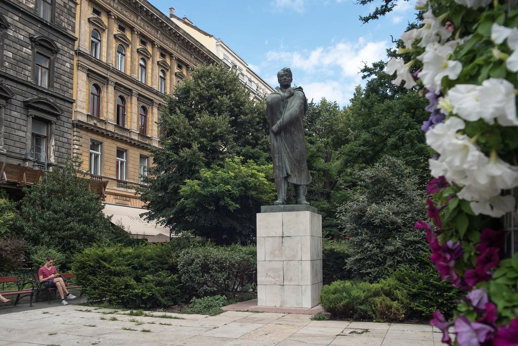 Appartamento Inviting Flat In The Heart Of Town Budapest Esterno foto