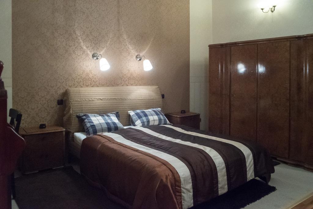 Appartamento Inviting Flat In The Heart Of Town Budapest Esterno foto