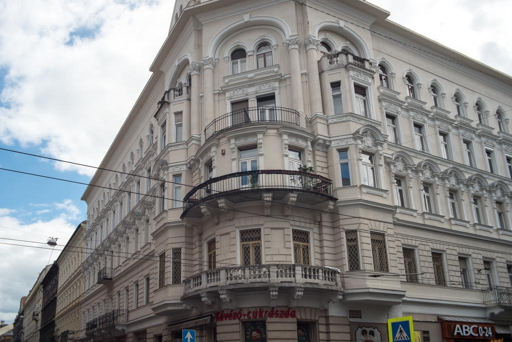 Appartamento Inviting Flat In The Heart Of Town Budapest Esterno foto