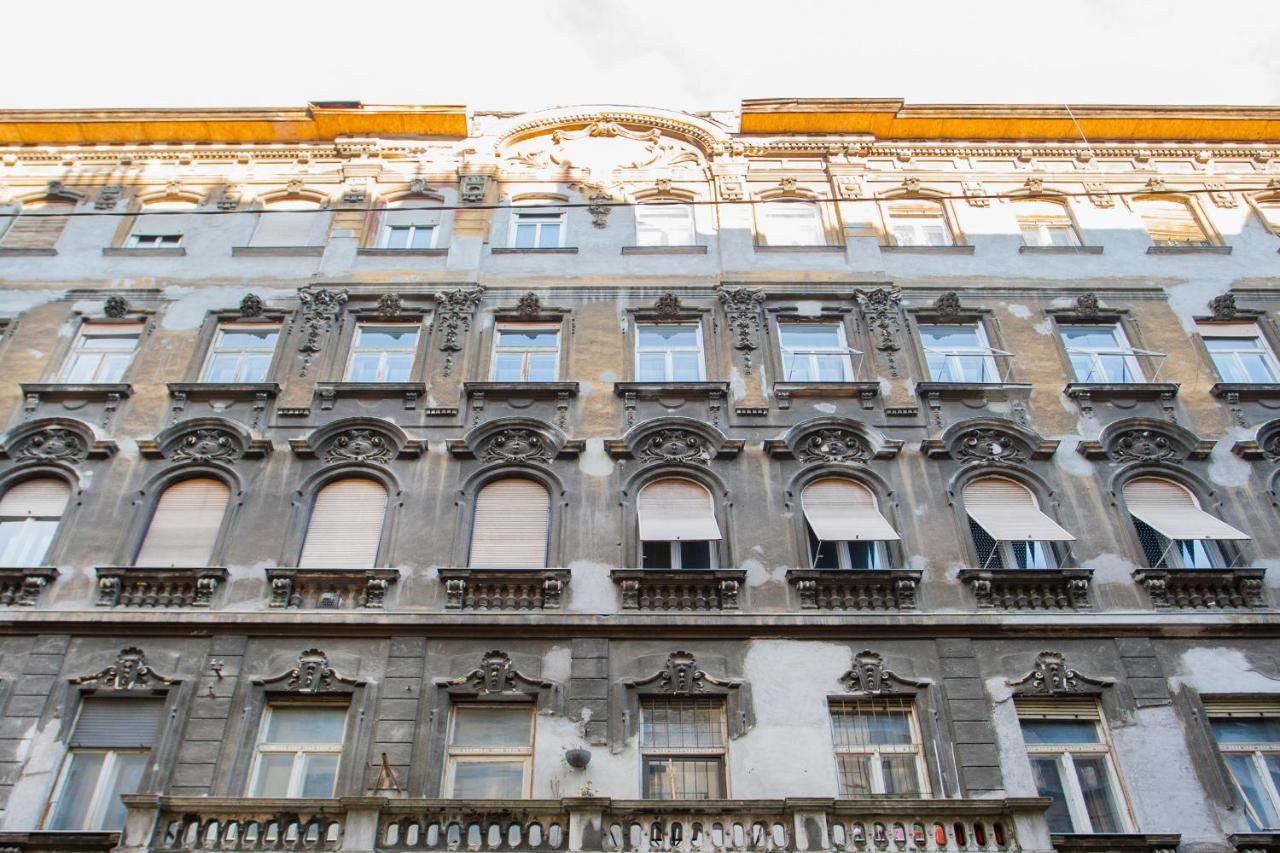Appartamento Inviting Flat In The Heart Of Town Budapest Esterno foto