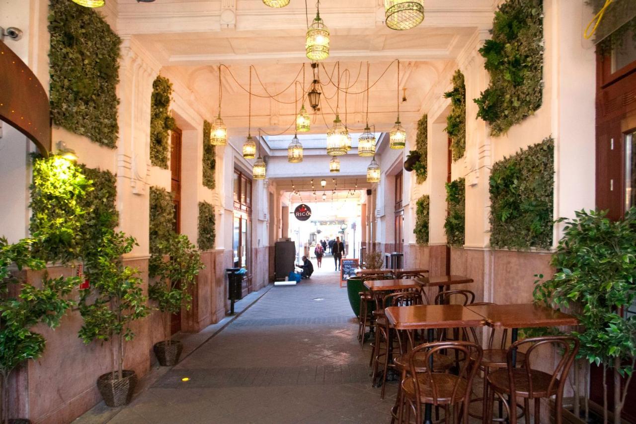 Appartamento Inviting Flat In The Heart Of Town Budapest Esterno foto