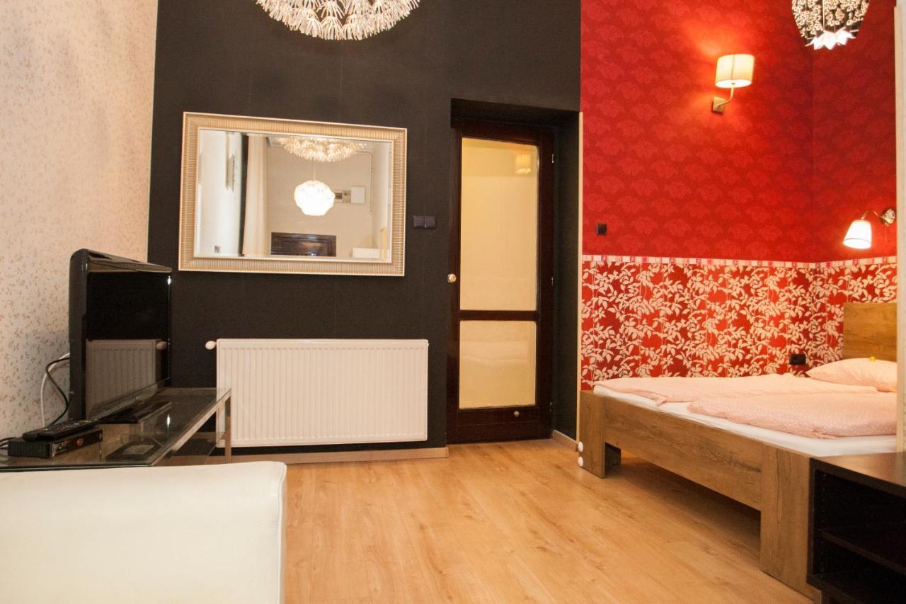 Appartamento Inviting Flat In The Heart Of Town Budapest Esterno foto