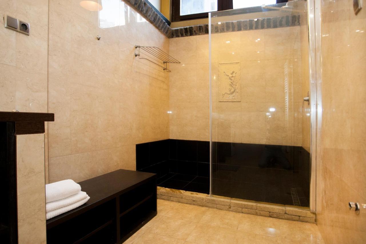 Appartamento Inviting Flat In The Heart Of Town Budapest Esterno foto