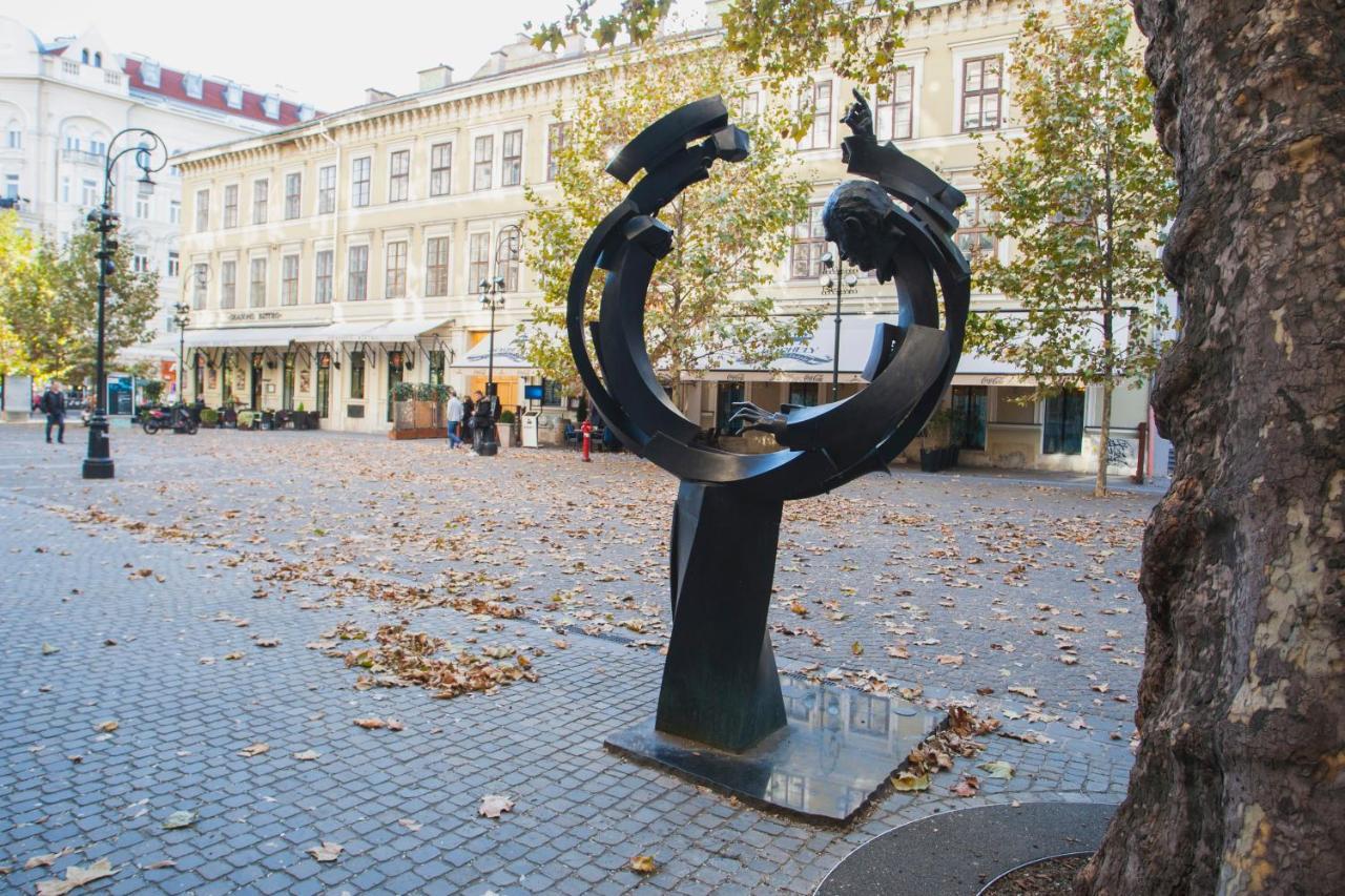 Appartamento Inviting Flat In The Heart Of Town Budapest Esterno foto