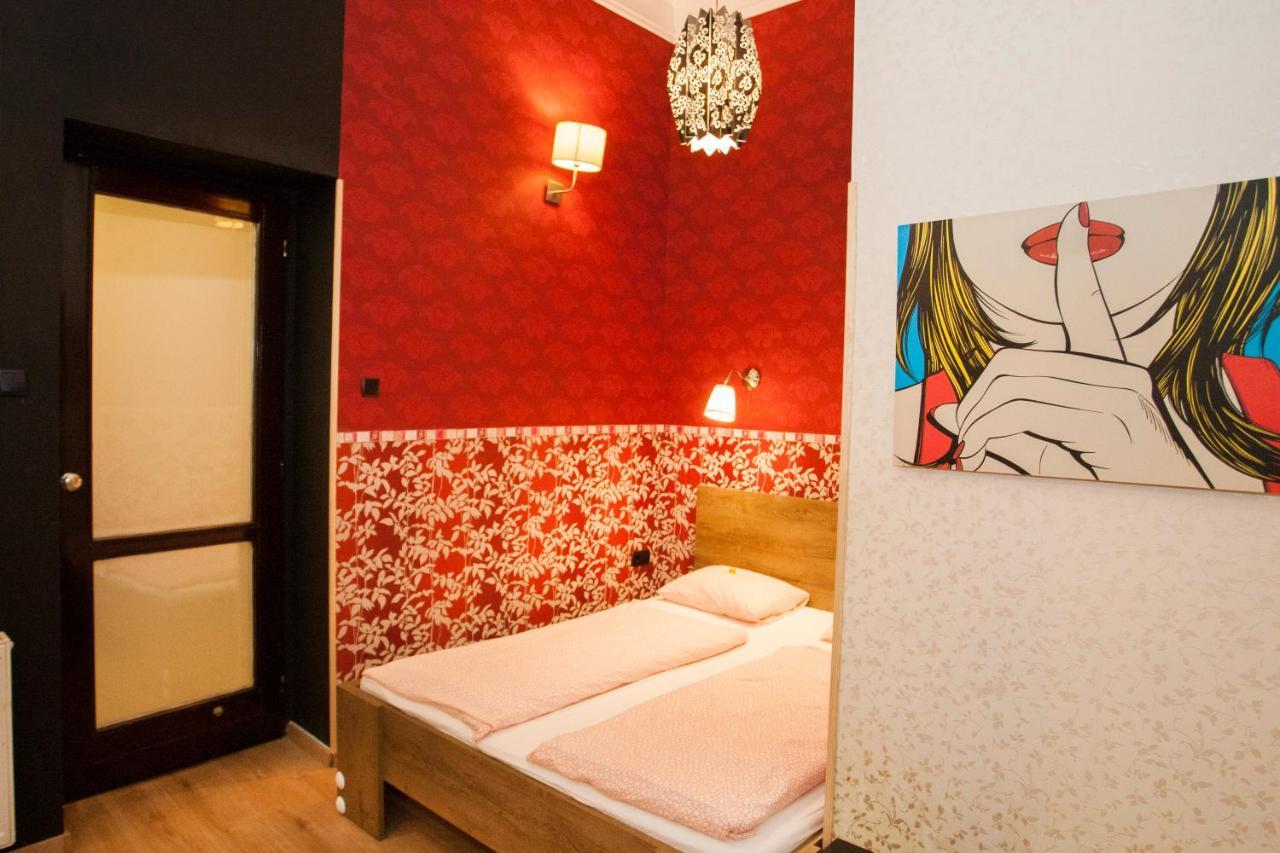Appartamento Inviting Flat In The Heart Of Town Budapest Esterno foto