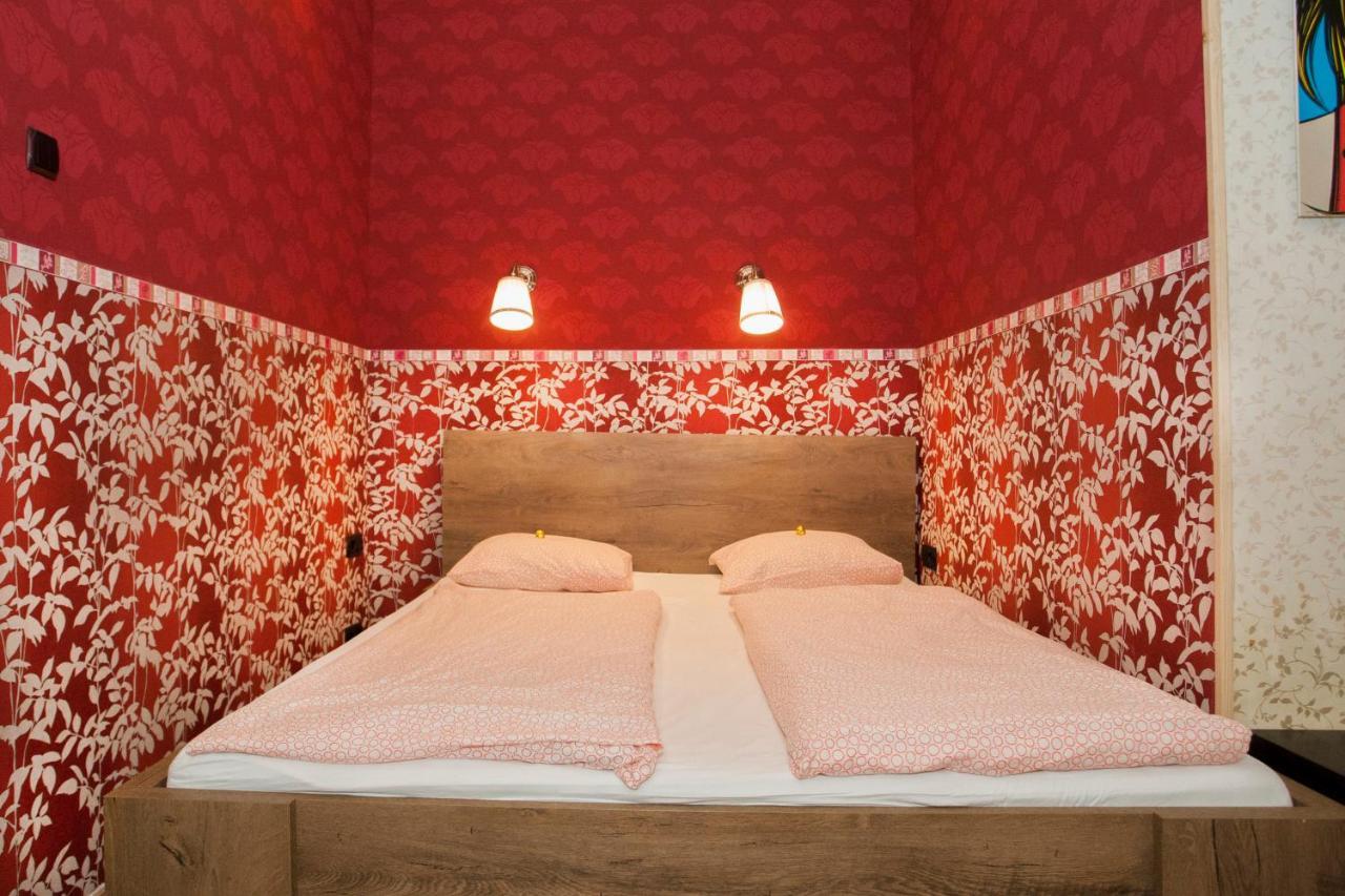Appartamento Inviting Flat In The Heart Of Town Budapest Esterno foto